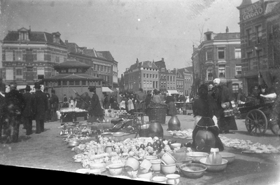 830922 Afbeelding van een markt op de Neude te Utrecht. Op de voorgrond een uitstalling met potten, schalen, kannen en ...
